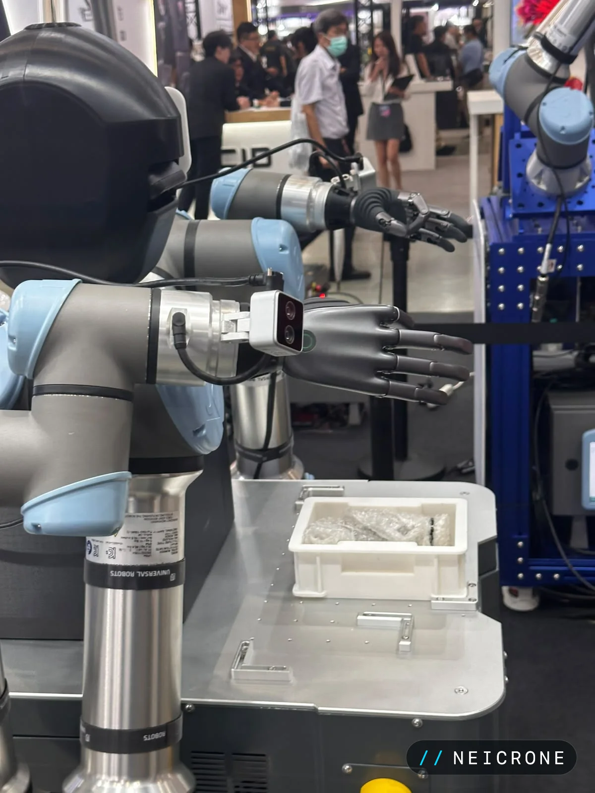 Collaborative robot arm fitted with a dexterous robotic hand and a depth camera
